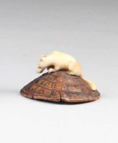 Netsuke en bois et ivoire : renard sur un...