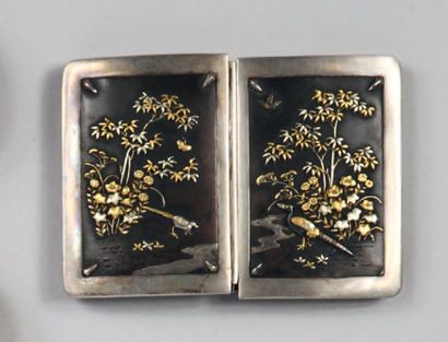 Deux boucles de ceinture formées chacune...