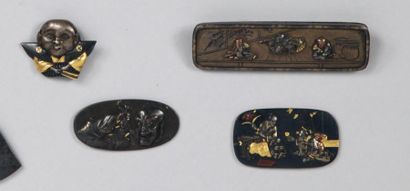 Six kanamono décorés en relief avec rehauts...