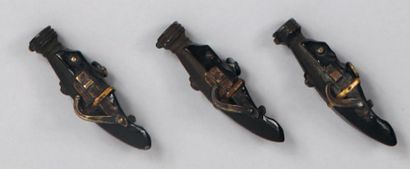 Trois modèles réduits d'armes à feu en bronze...