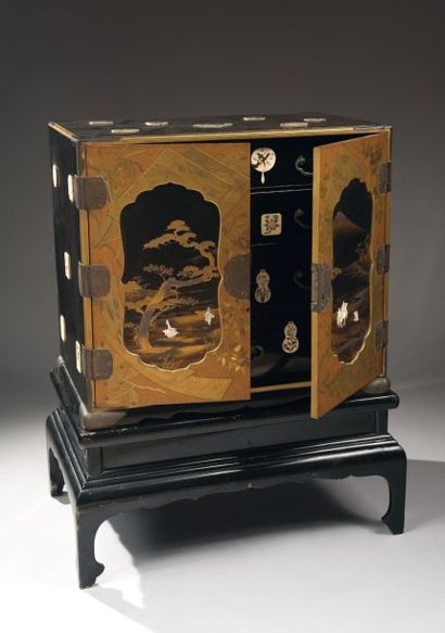Cabinet en bois laqué, ouvrant à deux portes...