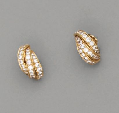 Paire de boucles d'oreilles en or jaune formées...