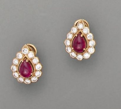 Paire de clips d'oreilles en or jaune sertis...