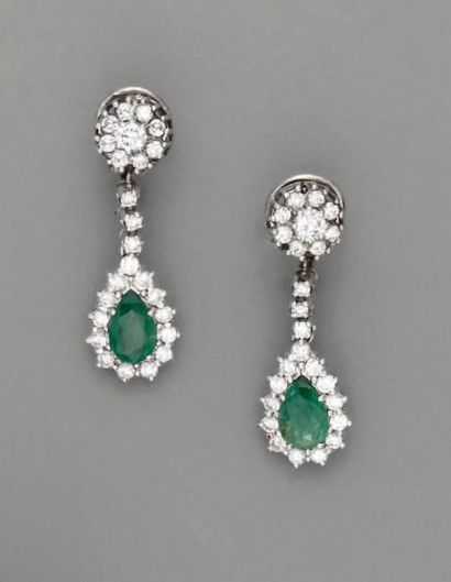 Paire de pendants d'oreilles en or gris sertis...