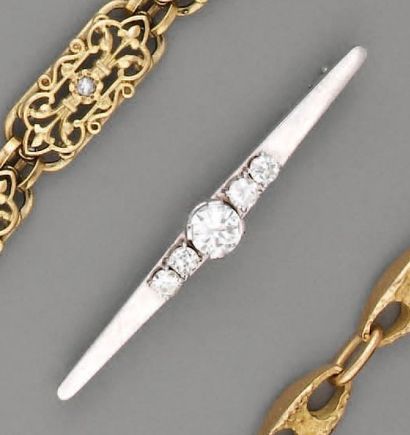 Barrette en platine et or gris ornée de cinq...