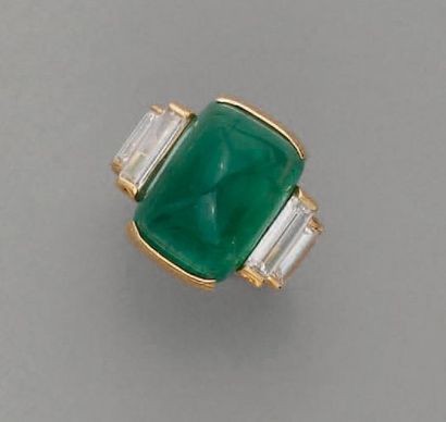 Bague en or jaune ornée d'une émeraude taillée...