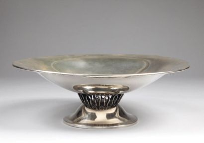 Coupe ronde en argent uni, pose sur un piédouche...