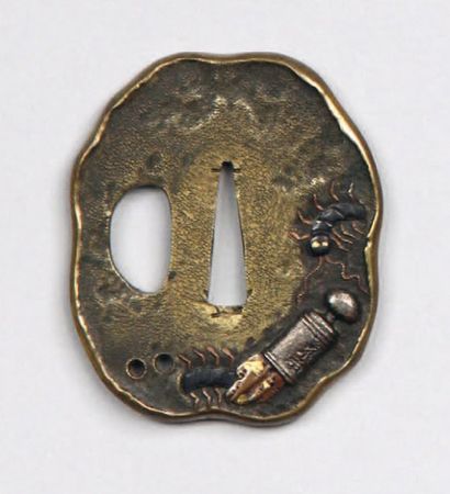 Tsuba de forme irrégulière en sentoku, décorée...
