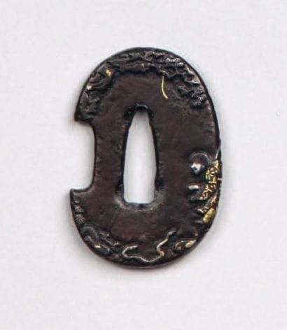 Hamidashi tsuba à un hitsu-ana, en fer décorée...