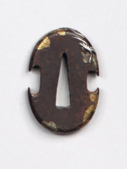 Hamidashi tsuba en fer décorée, en léger...