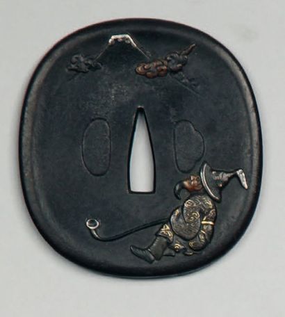 Tsuba nagamaru gata en fer, décorée en relief...