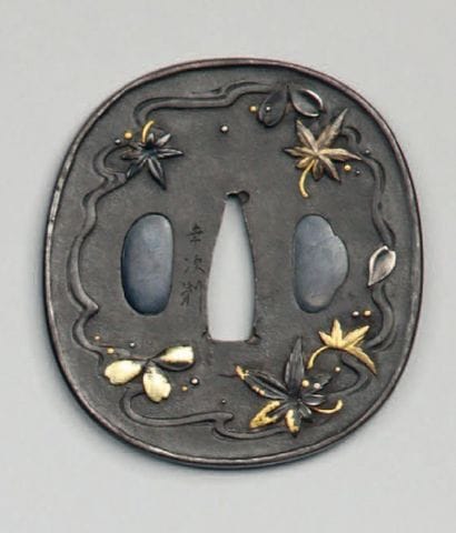 Tsuba nagamaru gata en fer, décorée en relief...