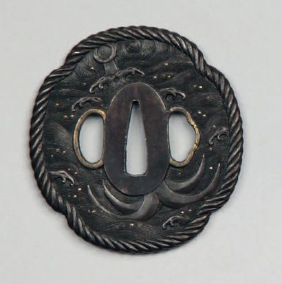 Tsuba mokko gata à mimi cordé, en fer, décorée...