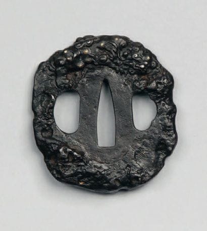 Tsuba nagamaru gata irrégulière en fer, décorée...