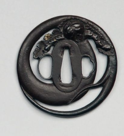 Tsuba nagamaru gata, ajourée, formée d'une...