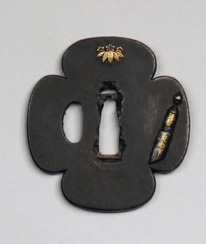Tsuba mokko gata en fer, décorée en relief...