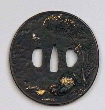 Tsuba nagamaru gata en fer, décorée en relief,...