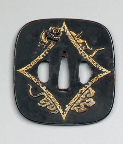Tsuba nadekaku gata en fer décorée, en léger...