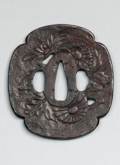Tsuba mokko gata en fer, décorée de chrysanthèmes...