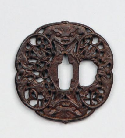 Tsuba de type namban à six lobes en fer décorée...