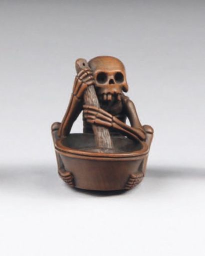 Netsuke en bois : squelette assis remuant...