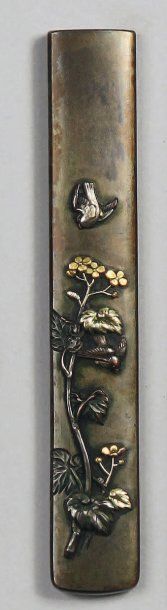 Kozuka en sentoku décoré en relief, en shibuichi,...