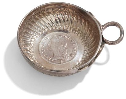 PARIS 1750 - 1756

Silver wine cup, it rests...