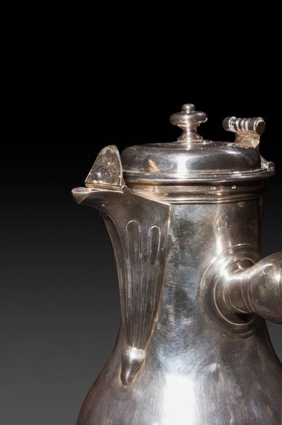 PARIS 1776 - 1777

Silver tripod chocolate...