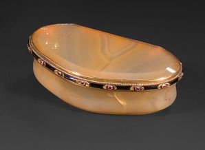 18K GOLD AGATE CASE

Oval in shape, hinged...