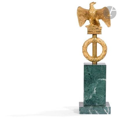 Aigle de drapeau aux ailes déployées au modèle...