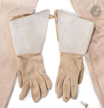Pair of skin crispin gloves with three reinforcing...