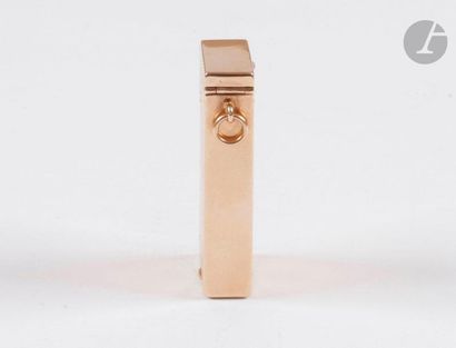 BOUCHERON Paris. Petrol lighter in yellow...