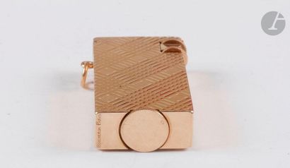 BOUCHERON Paris. Petrol lighter in yellow...