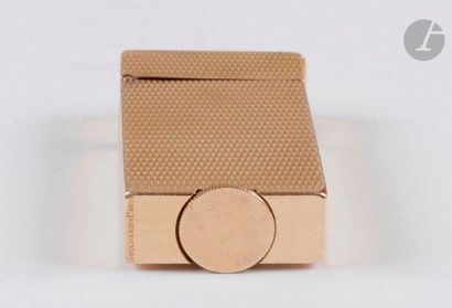 BOUCHERON Paris. Petrol lighter in yellow...
