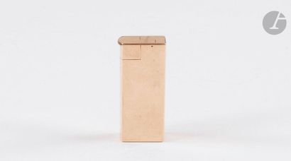 DUNHILL Paris. Gas lighter in yellow gold...