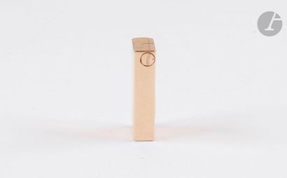 DUNHILL Paris. Gas lighter in yellow gold...