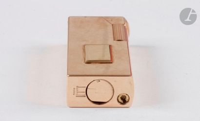 DUNHILL Paris. Gas lighter in yellow gold...