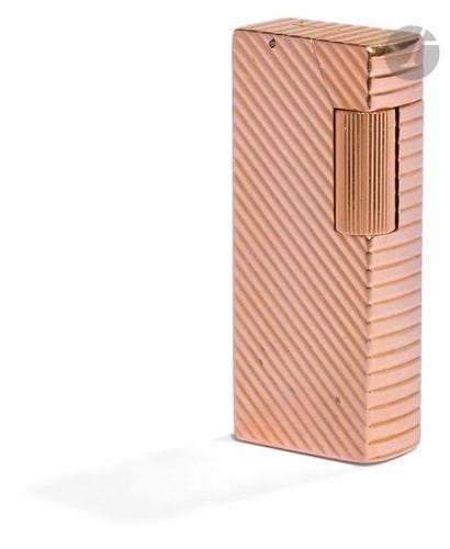 DUNHILL Paris. Gas lighter in yellow gold...