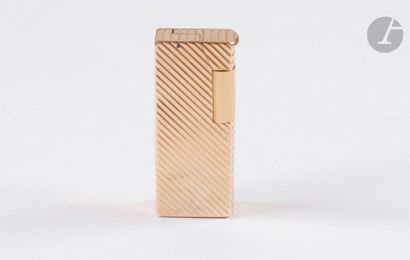 DUNHILL Paris. Gas lighter in yellow gold...