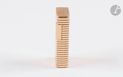 DUNHILL Paris. Gas lighter in yellow gold...