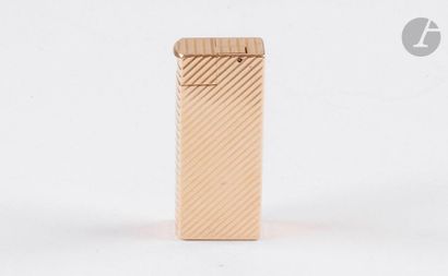 DUNHILL Paris. Gas lighter in yellow gold...