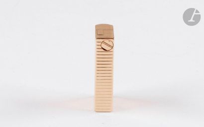 DUNHILL Paris. Gas lighter in yellow gold...