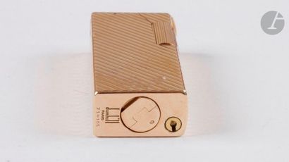 DUNHILL Paris. Gas lighter in yellow gold...