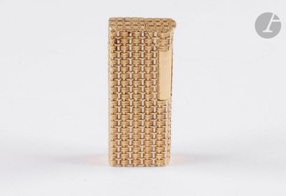 DUNHILL Paris. Gas lighter in yellow gold...