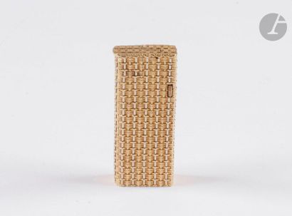 DUNHILL Paris. Gas lighter in yellow gold...