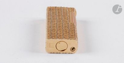 DUNHILL Paris. Gas lighter in yellow gold...