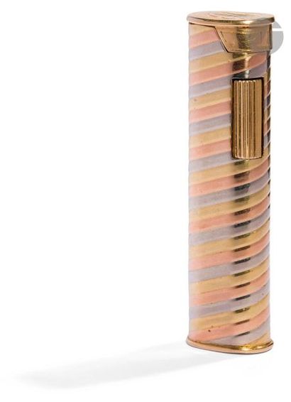 DUNHILL. Three gold gas lighter 750 0/00....