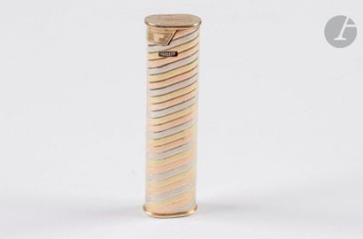 DUNHILL. Three gold gas lighter 750 0/00....