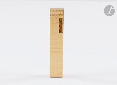 DUNHILL. Gold plated gas lighter. Diamond-tipped...