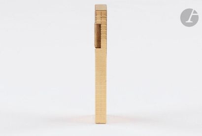 DUNHILL. Gold plated gas lighter. Diamond-tipped...